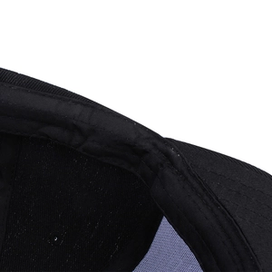 Nahaufnahme des Schweißbands und der feinen Nähte auf der schwarzen Twill-Baseballkappe