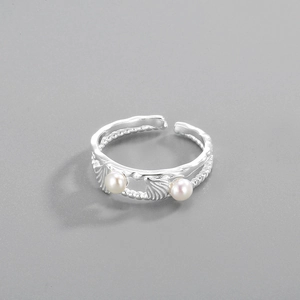 Close-up of S925 silver shell ring with beads and natural freshwater pearls