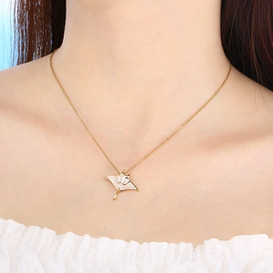 Collier en acier inoxydable plaqué or 18k avec pendentif queue de poisson en perle