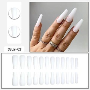 Set dettagliato di 24 unghie finte lunghe coffin bianco opaco con macro e prova modello