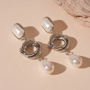Orecchini pendenti geometrici color argento con perle finte bianche per donne