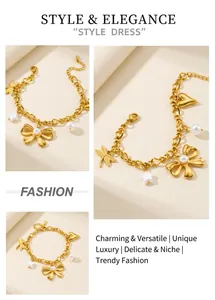 Gros plan d'un bracelet doré avec des breloques papillon, cœur et nœud en perles