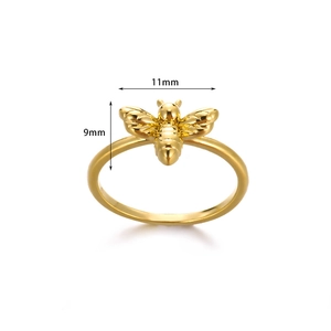Vue détaillée montrant la taille de l'abeille de 11 mm sur cette bague en or