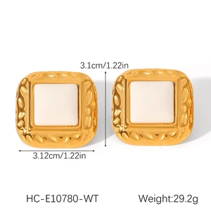 Vue détaillée de boucles d'oreilles carrées vintage martelées avec dimensions 3,1x3,12cm