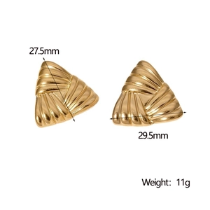 Detailed view of golden triangular earrings with size 27.5mm x 29.5mm and 11g weight