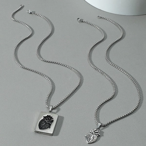 Collane di coppia in argento con ciondolo cuore anatomico e piastrina metallica incisa