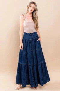 Dettaglio della gonna maxi in denim blu scuro a balze con finitura lavata vintage