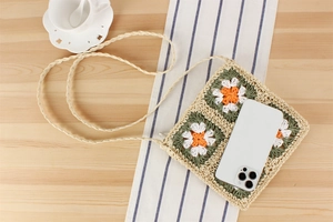 Vue détaillée d'un sac bandoulière au crochet à fleurs colorées avec fermeture éclair