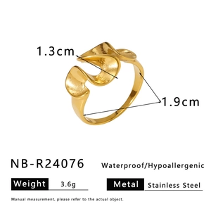 Detailed view of golden wavy ring dimensions, weight 3.6g and stainless steel texture