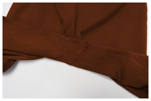 Dettaglio dei leggings sportivi con tassello rinforzato e cuciture piatte professionali