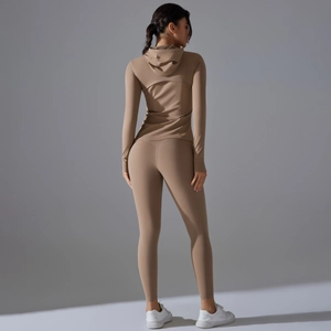 Vista posteriore della giacca da yoga marrone con cappuccio e del set di leggings