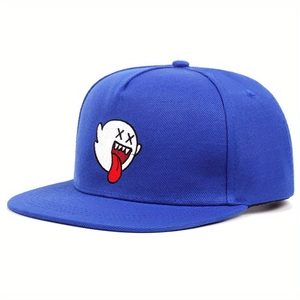 Detailaufnahme der Geisterstickerei mit XX-Augen auf der blauen Snapback-Mütze