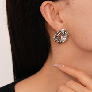 Boucle d'oreille fleurie en argent avec grand cristal rectangulaire sur mannequin