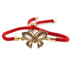 Bracciale regolabile in corda rossa intrecciata con farfalla dorata e zirconi multicolori