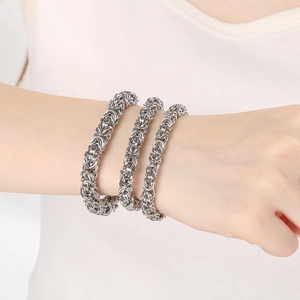 Silbernes Byzantinisches Drachenknochen Armband aus robustem Edelstahl am Handgelenk