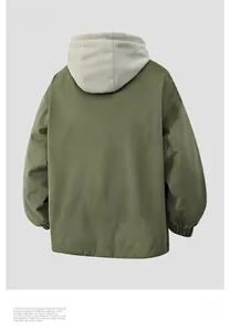 Détail macro de la veste coupe-vent vert olive avec capuche grise et ourlet côtelé