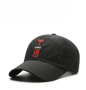 Dettaglio del cappellino da baseball nero in mesh con ricamo rosso China e logo
