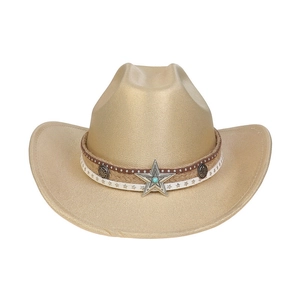 Gros plan sur un chapeau de cow-boy vintage avec boucle étoile turquoise et tressage