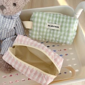 Soft quilted checkered makeup bags in pink and green with durable hand straps