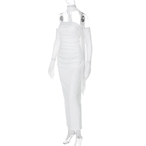 Détail de la robe moulante froncée blanche avec manchons et écharpe assortis