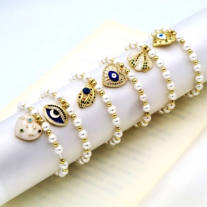 Detail von Boho-Perlenarmband-Sets mit bösem Blick und Muschel-Anhängern