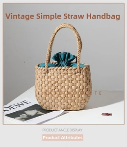Détail du sac à main en paille tressée avec doublure intérieure à cordon de serrage bleu