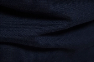 Gros plan sur la texture de la maille rayée bleu marine avec ombres douces et fibres