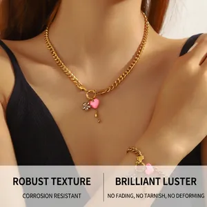 Détail de la chaîne gourmette plaquée or 18K avec cœurs roses et fleurs en cristal