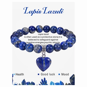 Détail des perles en lapis-lazuli 8mm et du pendentif cœur sur bracelet élastique