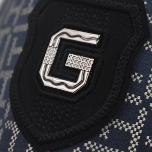 Klassische Karo-Baseballkappe mit metallischem G-Logo auf marineblauem Jacquard-Muster