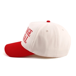 Nahaufnahme der rot-weißen Baseballkappe mit 3D-Stickerei und Baumwoll-Twill-Struktur