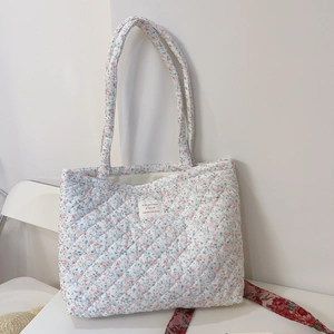 Détail du sac cabas matelassé en coton à fleurs avec étiquette française brodée
