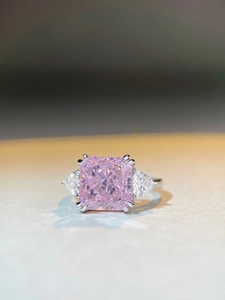Gros plan sur une bague en argent s925 avec zircon rose de 5 carats et pierres triangulaires