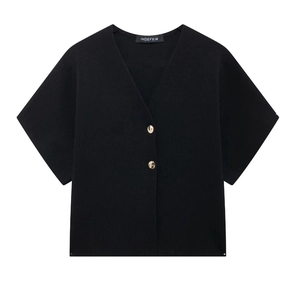 Detailansicht der schwarzen Strickjacke mit V-Ausschnitt und zwei goldenen Knöpfen