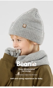 Detalle del conjunto de invierno de punto gris con gorro, bufanda y guantes suaves