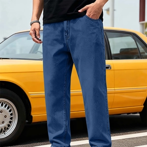 Pantalon en jean léger à coupe droite présenté dans un style urbain devant une voiture