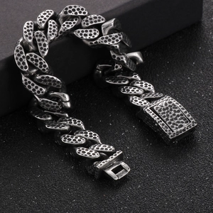 Herren Vintage Titanstahl Panzerarmband mit Hammerschlag-Textur und Distressed-Finish