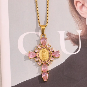 Collier croix en acier inoxydable plaqué or 18K avec relief et pierres roses