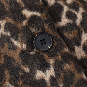 Giacca da donna in peluche leopardata con ampi baveri e bottoni neri per l'autunno