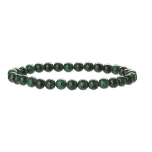 Détail de perles en pierre naturelle vert foncé 6mm avec texture lisse sur bracelet élastique