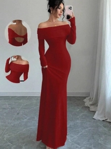 Elegante abito lungo rosso a spalle scoperte vestibilità slim con maniche lunghe