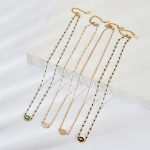 Ensemble de colliers perlés fins en acier doré avec pendentifs ovales de la Vierge