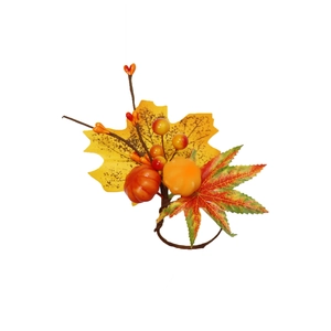 Détail d'un rond de serviette avec citrouilles, feuilles d'érable et baies d'automne