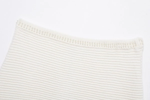 Détail de l'encolure en tricot avec deux rangées d'élégantes perles décoratives