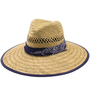 Dettaglio cappello di paglia con fascia bandana blu navy e trama intrecciata traspirante