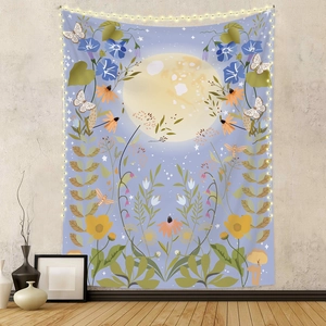 Détail d'une tapisserie bohème phases de lune avec fleurs, papillons et guirlande LED