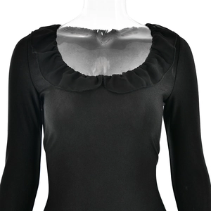 Détail du col carré avec bordure à volants sur une robe noire à manches longues