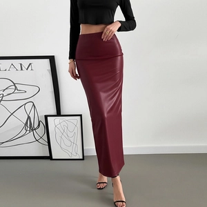 Vintage-Maxirock aus Kunstleder in Weinrot mit hoher Taille, schmaler Passform und Schlitz