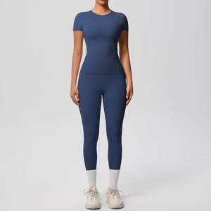 Detailed front view of navy blue fitness set with high-waisted leggings and short sleeve top
