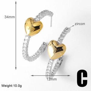 Detailansicht goldener herzförmiger C-Ohrringe mit Zirkonia-Inlay und Maßen von 34x12 mm